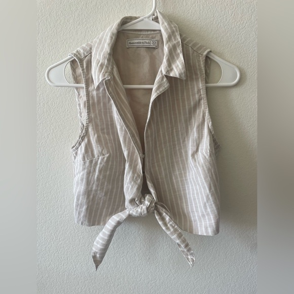 Abercrombie & Fitch Tops - Abercrombie & fitch cream and white stripped cropped tank top with tie & clasps